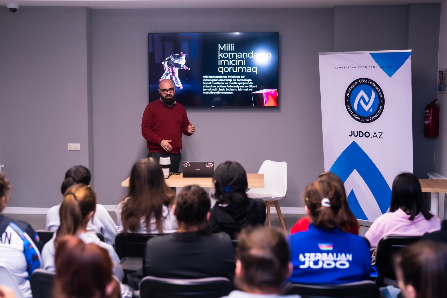 ACF yeniyetmə qızlar üçün sosial media təlimi təşkil edib